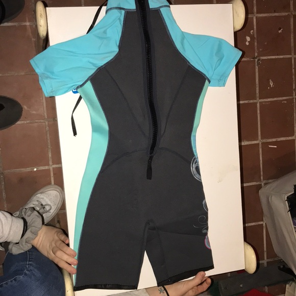 BRAND NEW WET SUIT FOR GIRLS - Picture 1 of 8